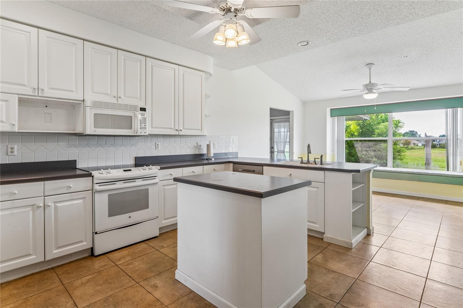 Single Family Residence at 2336 E DEL WEBB BLVD, SUN CITY CENTER, photo 15 of 57
