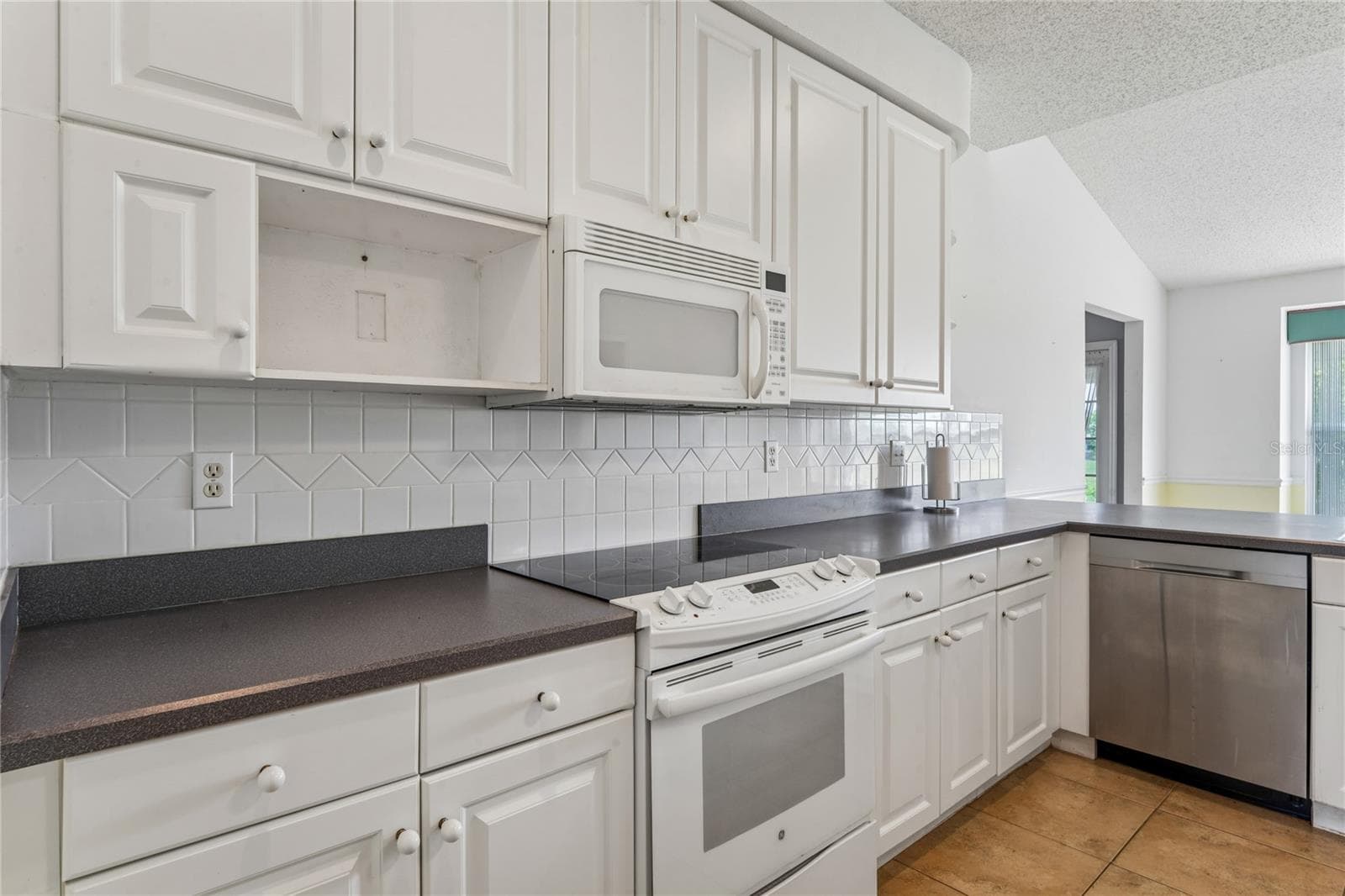 Single Family Residence at 2336 E DEL WEBB BLVD, SUN CITY CENTER, photo 17 of 57