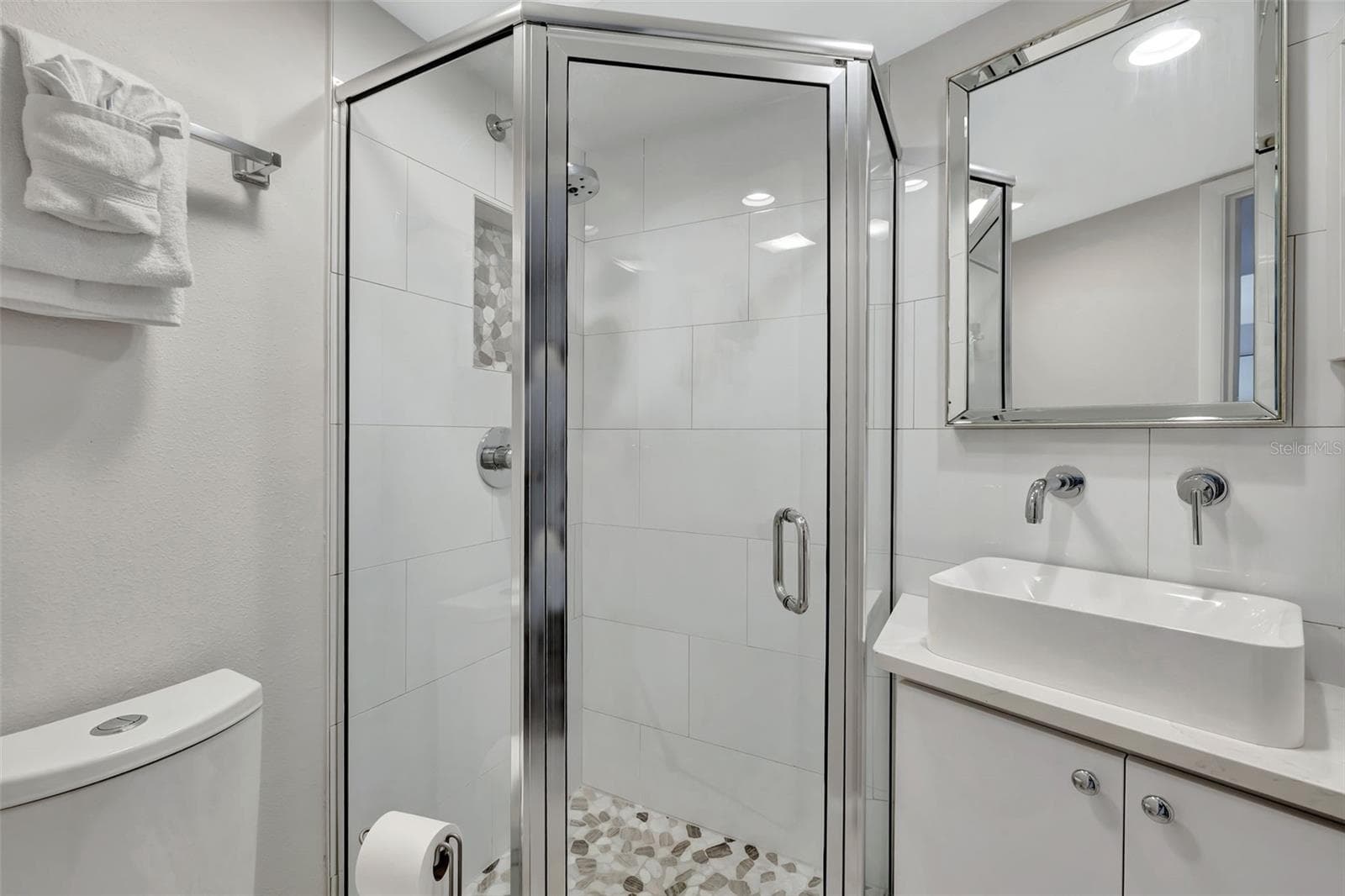 2nd Bathroom - 1130 W PEPPERTREE LN #118, SARASOTA