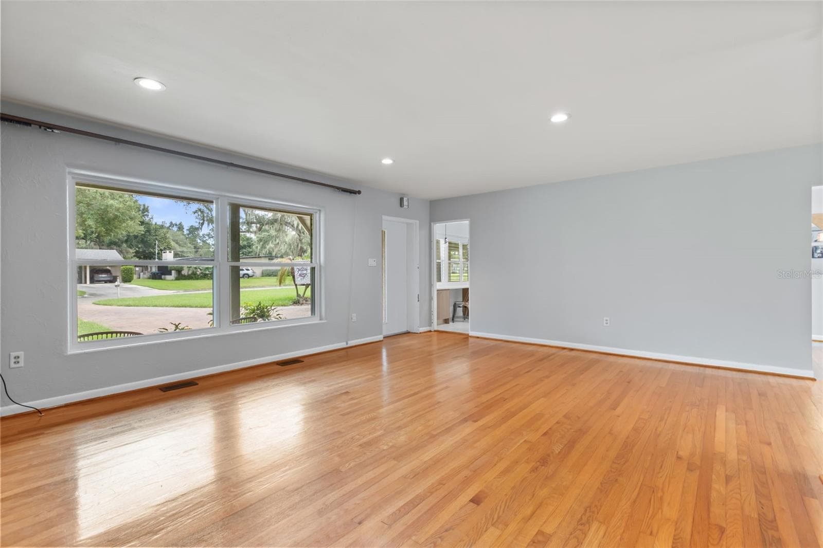 Light filled living room - 610 SWEETBRIAR RD, ORLANDO