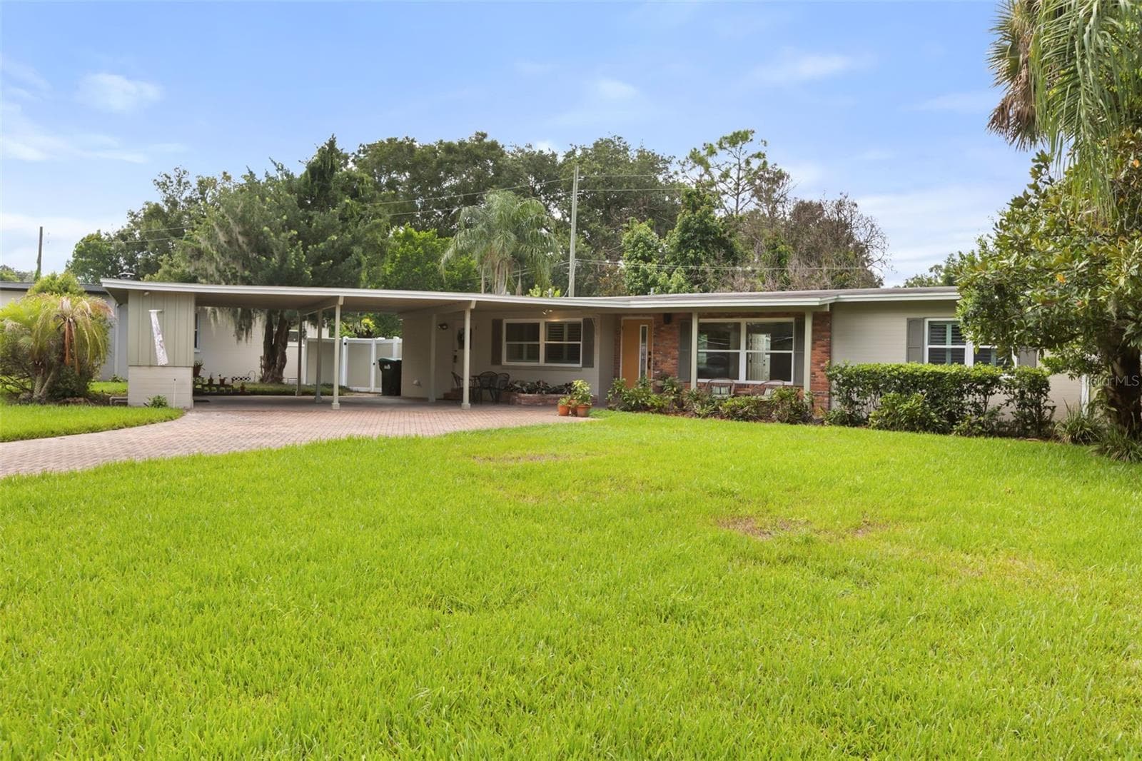 Large front yard - 610 SWEETBRIAR RD, ORLANDO