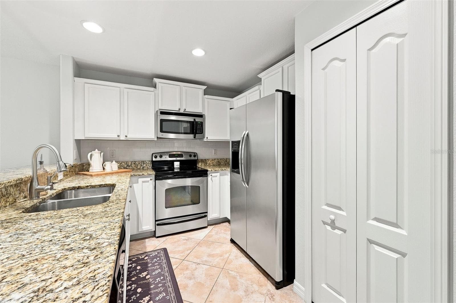 Townhouse at 9755 TRUMPET VINE LOOP, NEW PORT RICHEY, photo 8 of 33