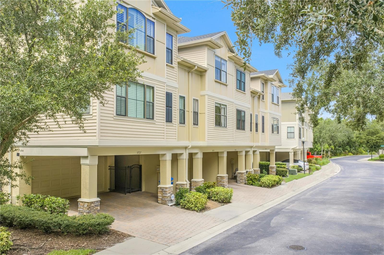 Townhouse at 9715 BAY GROVE LN, TAMPA, photo 2 of 57
