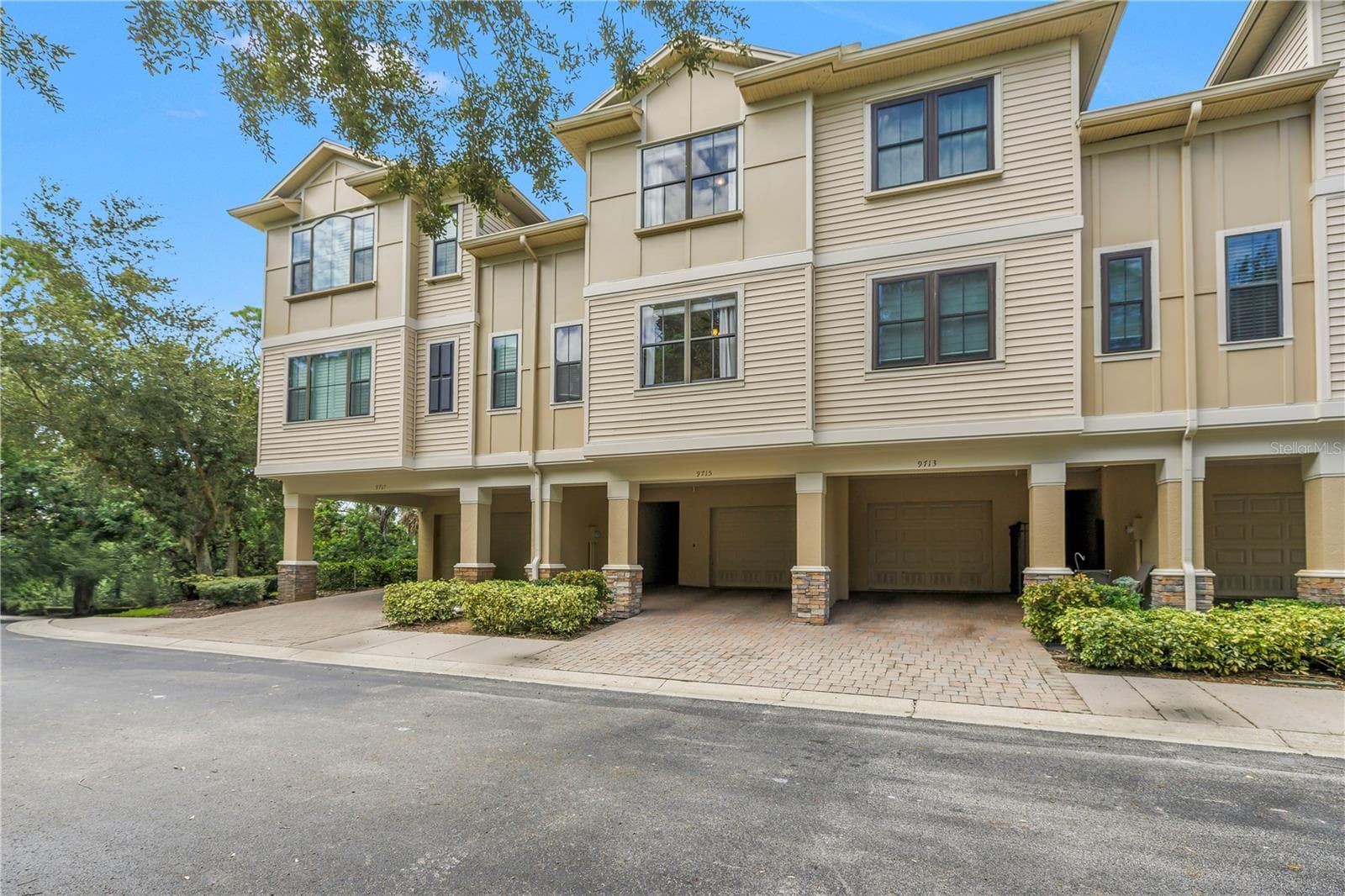 Townhouse at 9715 BAY GROVE LN, TAMPA, photo 3 of 57