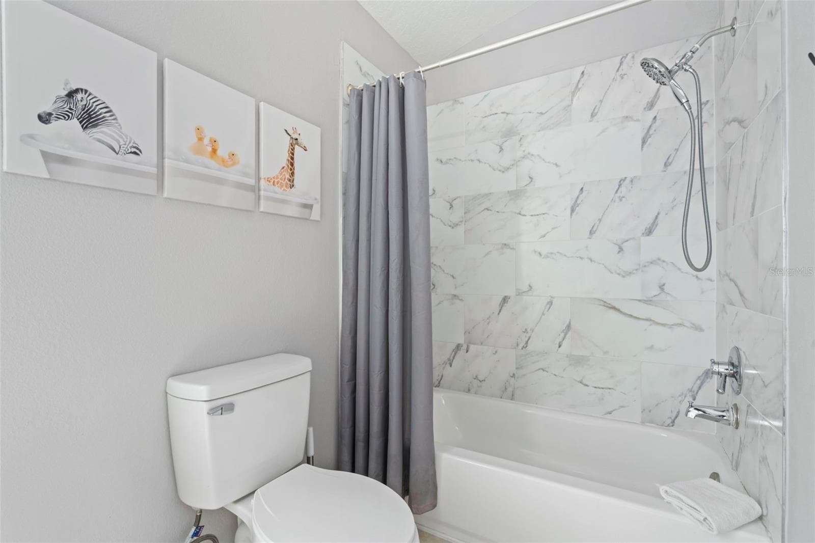 Primary Bathroom - 173 HILLSIDE DR, DAVENPORT