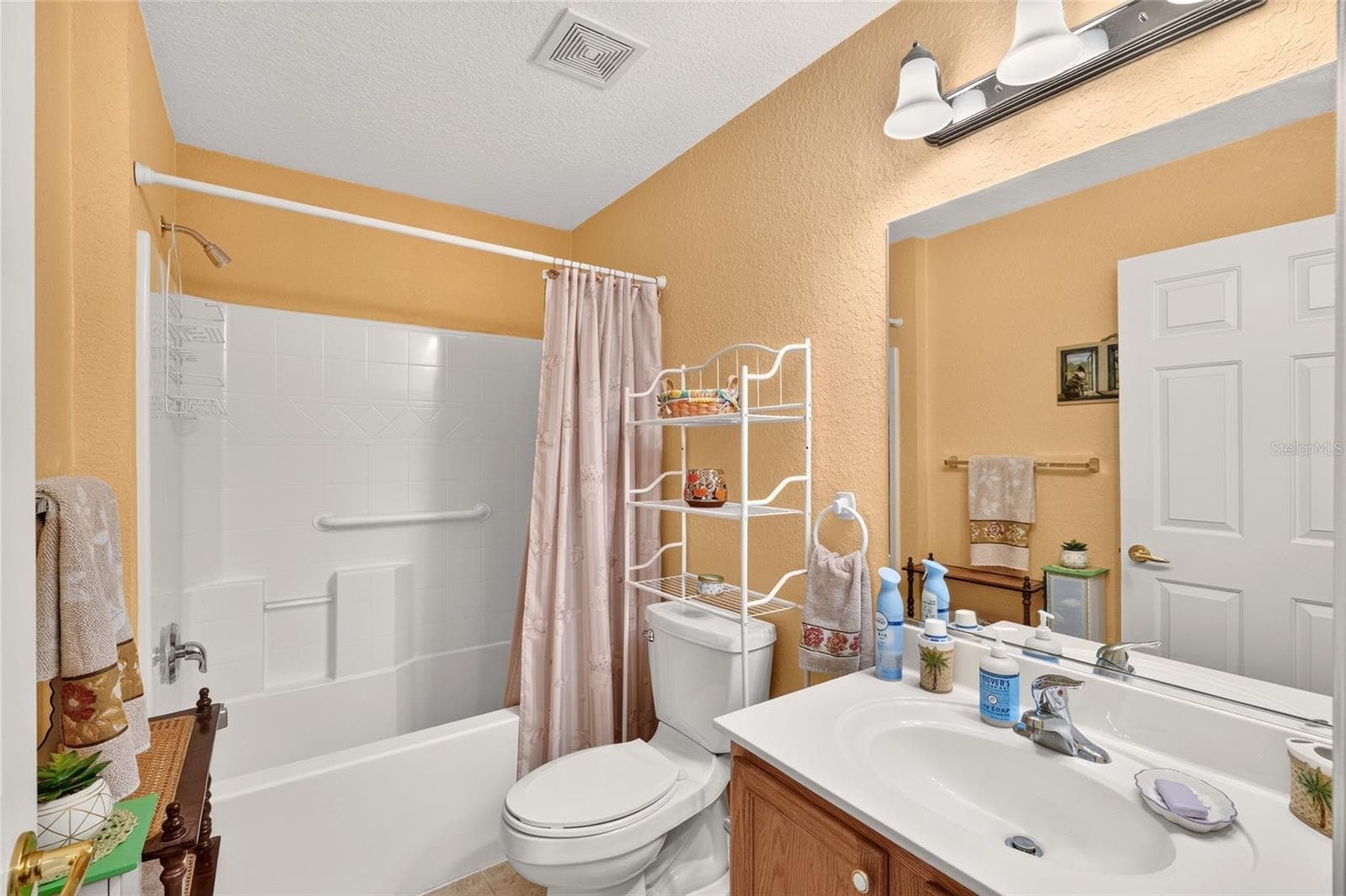 Guest Bathroom - 13996 SE 94TH AVE, SUMMERFIELD