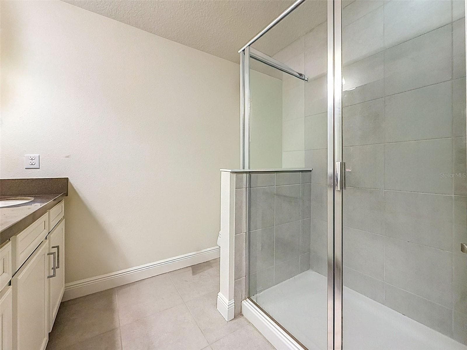 2nd Bedroom Bathroom - 2404 ARCH AVE, OLDSMAR
