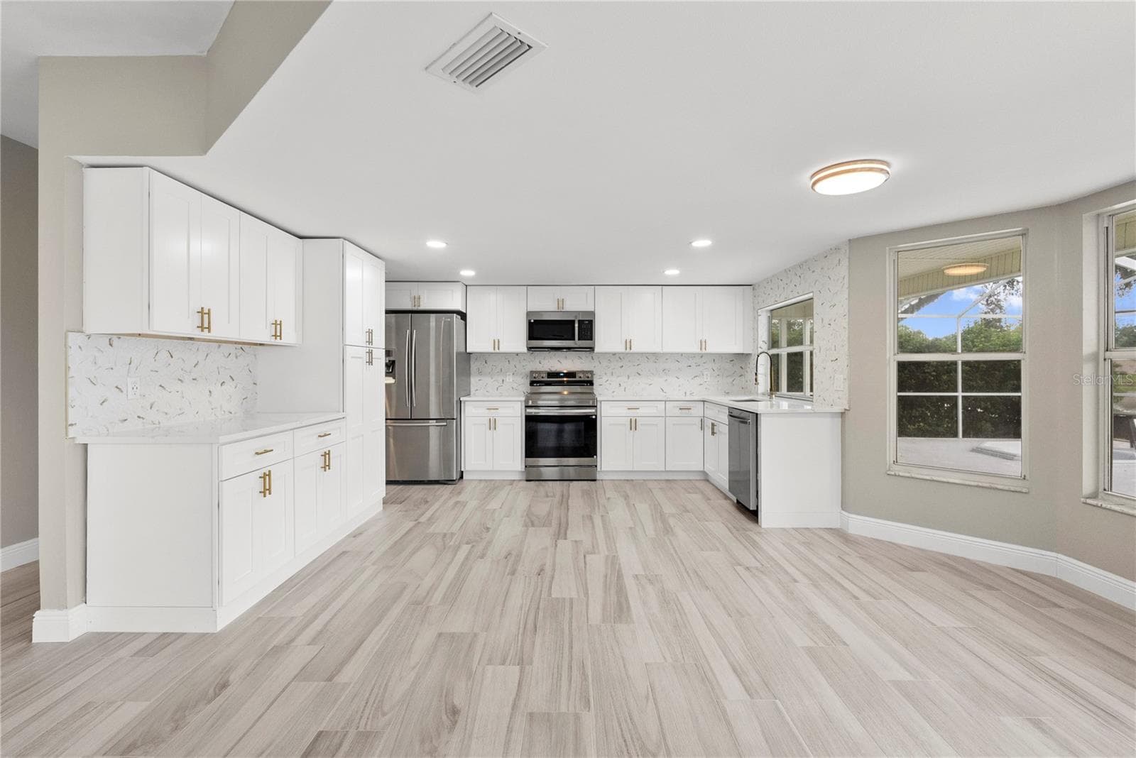 Single Family Residence at 17919 CLEAR LAKE DR, LUTZ, photo 17 of 62