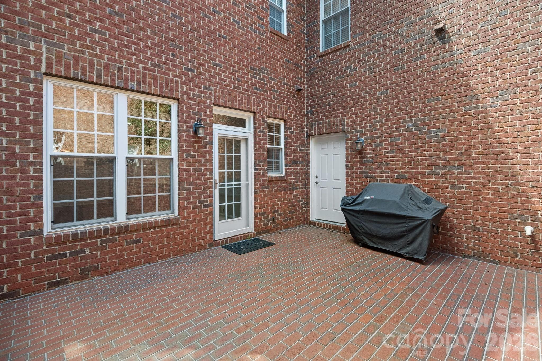 Courtyard patio - 6415 Wakehurst Road, Charlotte