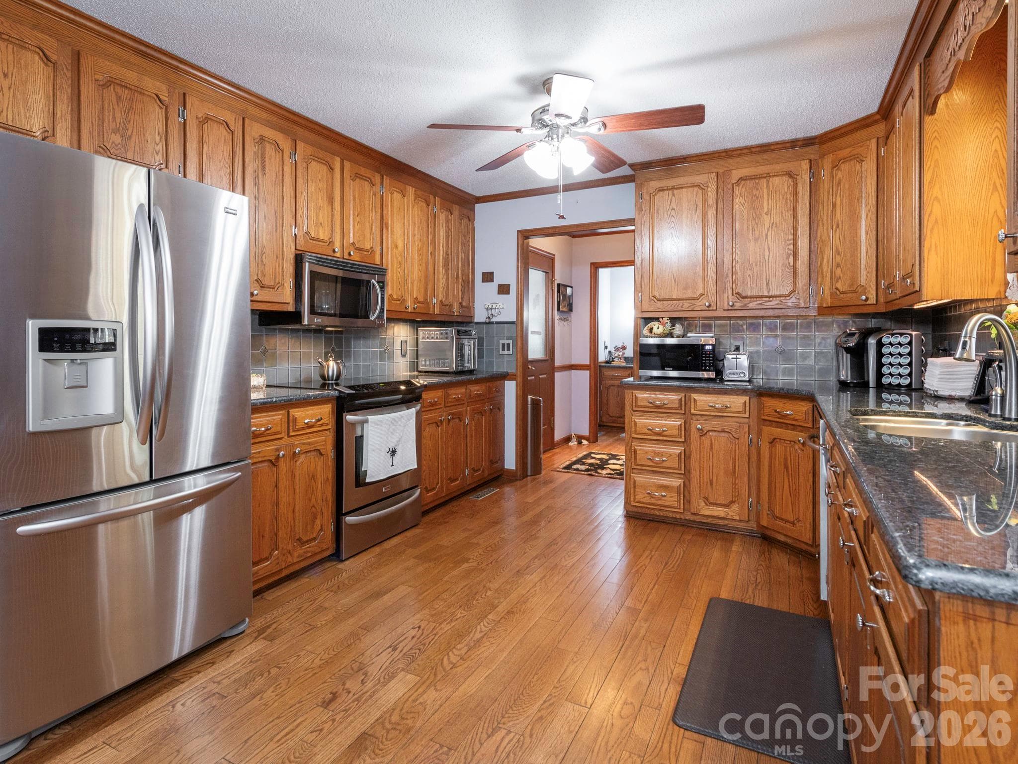KITCHEN WITH LOTS OF CABINETS, GRANITE CT, HARDWOODS AND PULL OUR DRAWERS - Concord