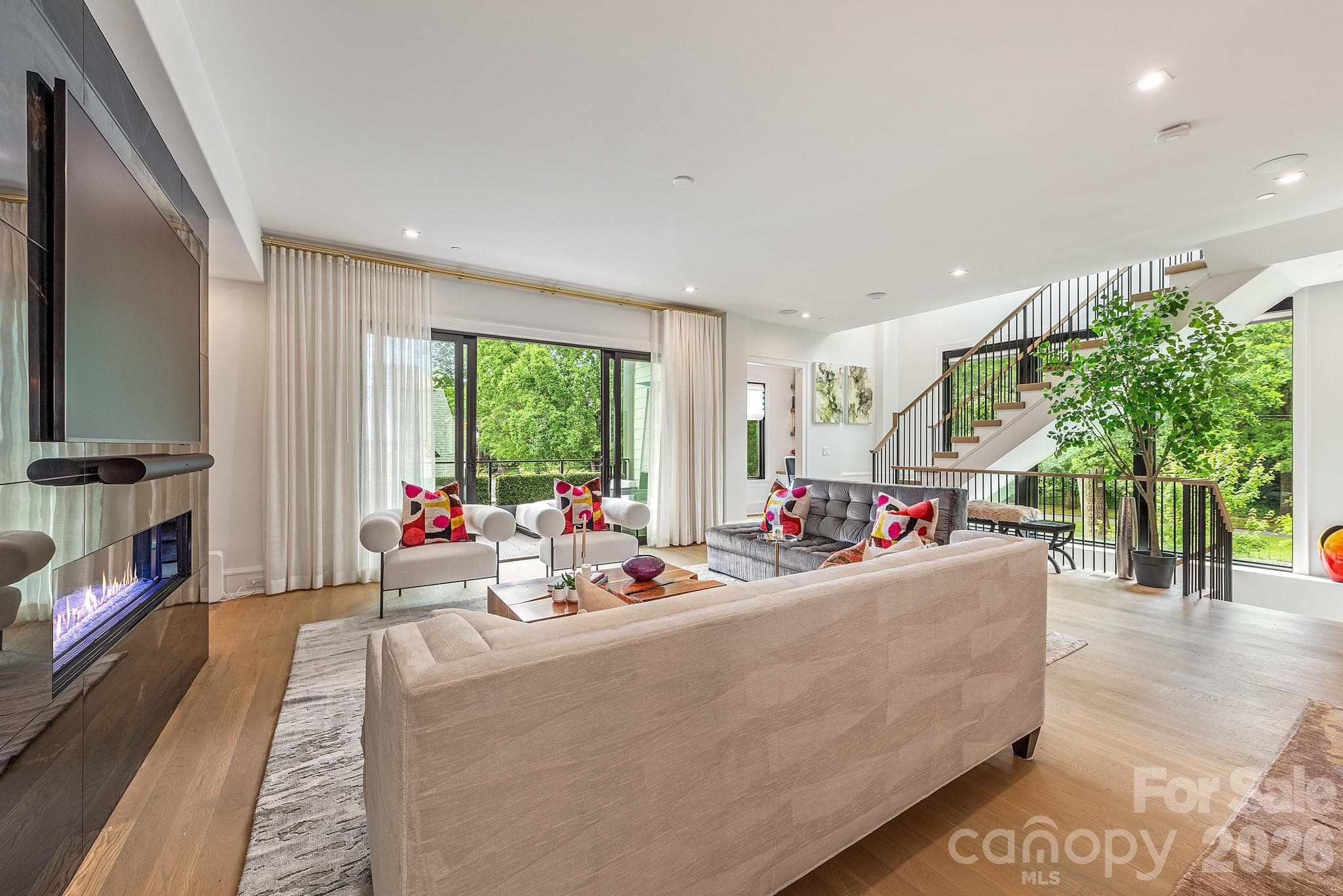 Linear gas fireplace - 610 Queens Road, Charlotte