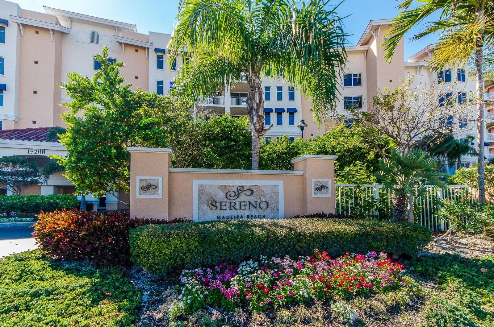 ... Sereno Ciraca 2005...Private Secured Complex... - 15208 GULF BLVD #404, MADEIRA BEACH