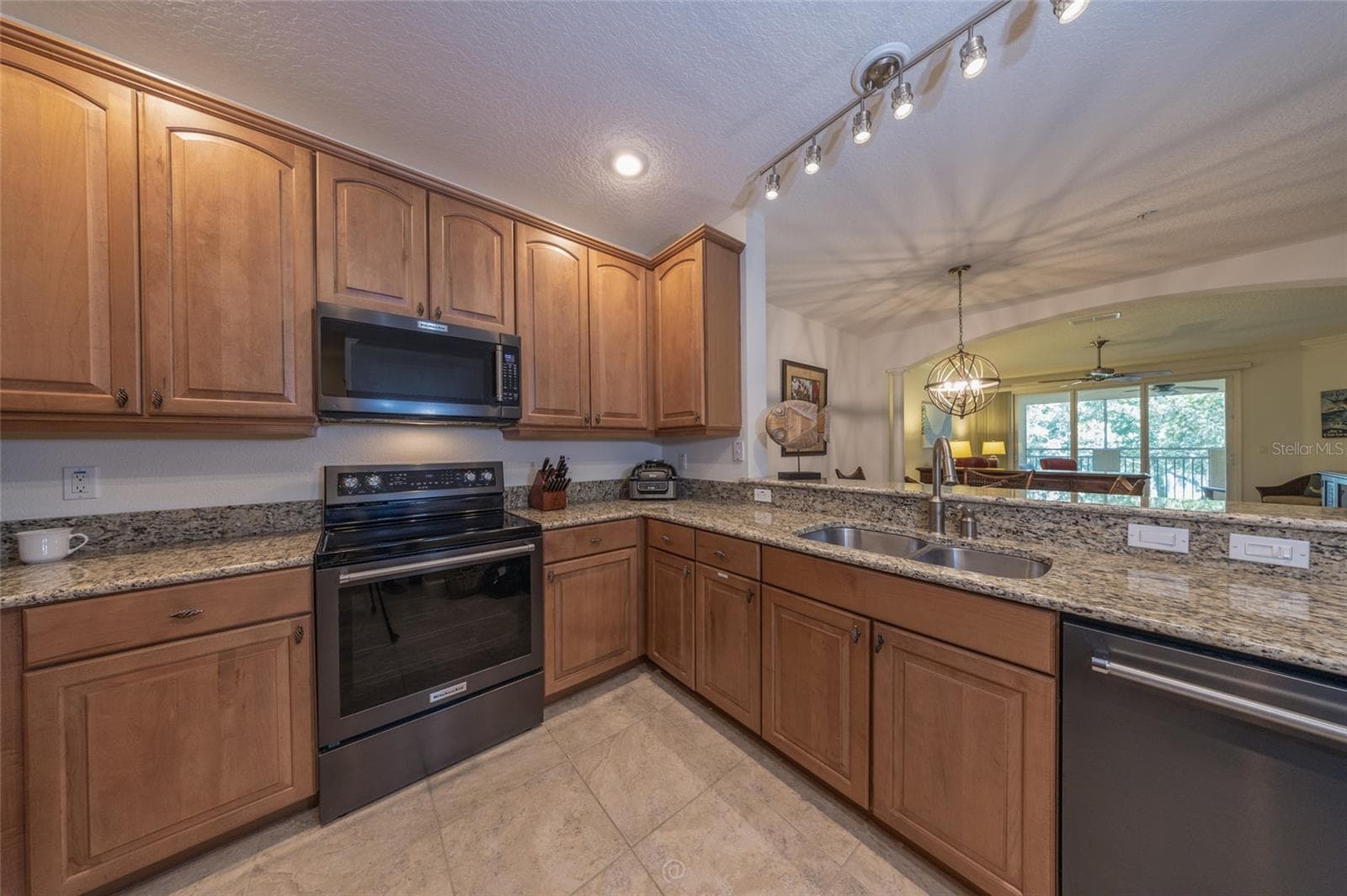 GRANITE BREAKFAST BAR WITH DOUBLE SINK AND A VIEW! - 115 RIVERVIEW BND S #2123, PALM COAST