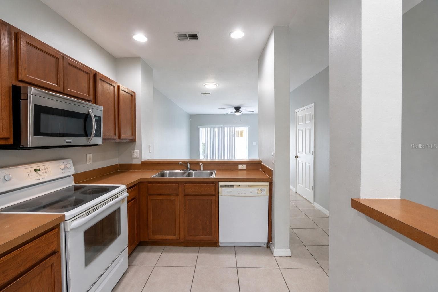 Townhouse at 8543 TRAIL WIND DR, TAMPA, photo 6 of 23