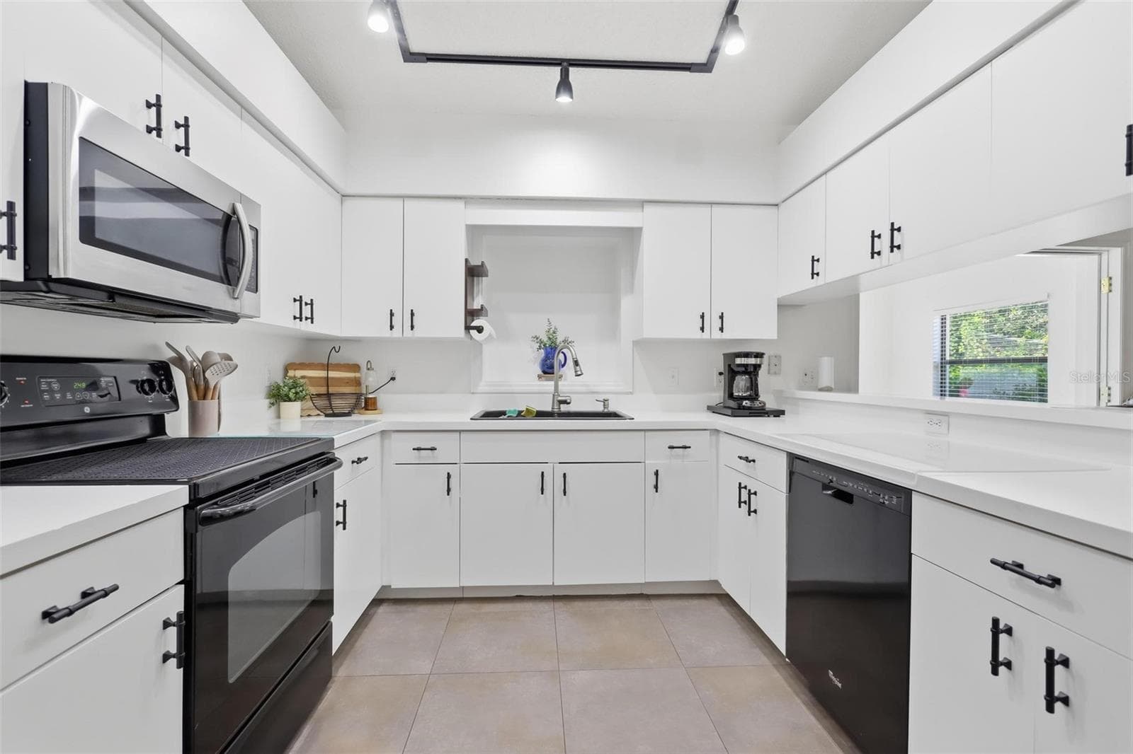 Single Family Residence at 731 EDGEWILD CT, ORANGE CITY, photo 12 of 37