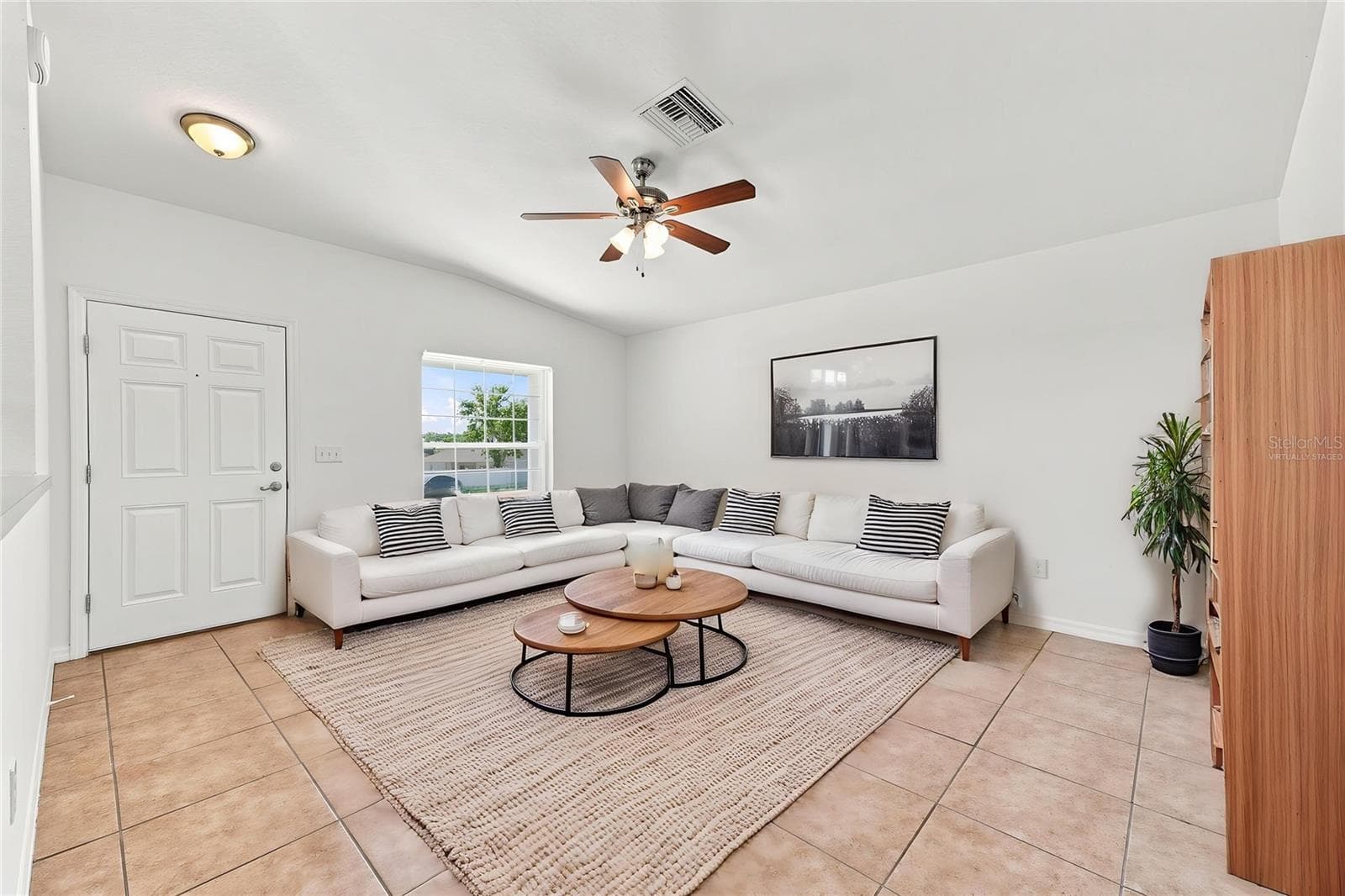Virtually Staged - Living Room - 37150 HIGHLAND BLUFF CIR, DADE CITY