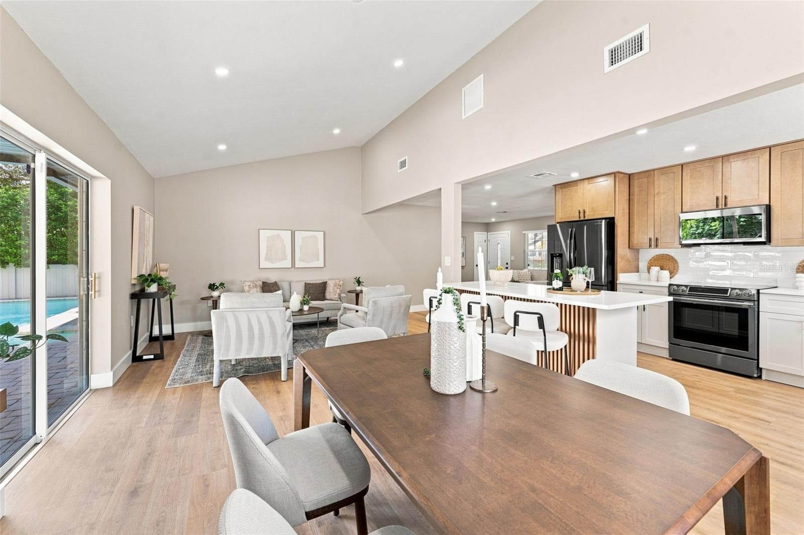 Great Room Appeal! - 300 N BAY HILLS BLVD, SAFETY HARBOR