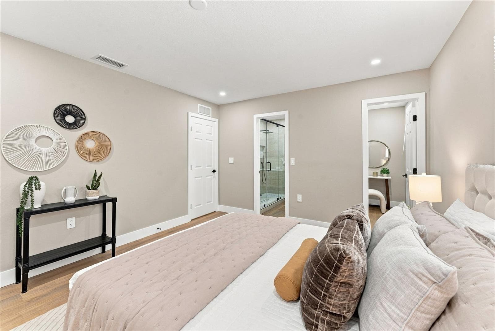 Master Bedroom with Stylish Finishes - 300 N BAY HILLS BLVD, SAFETY HARBOR
