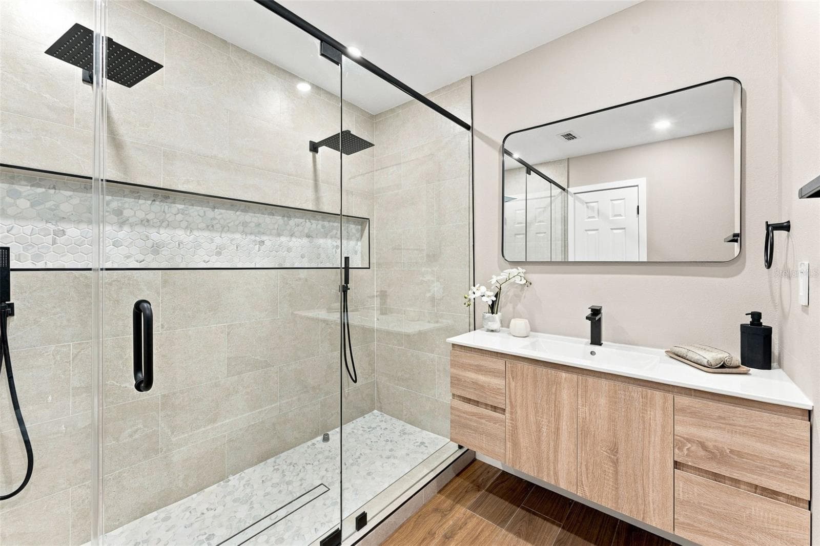 Master Bathroom with Updated Walk-in Shower - 300 N BAY HILLS BLVD, SAFETY HARBOR