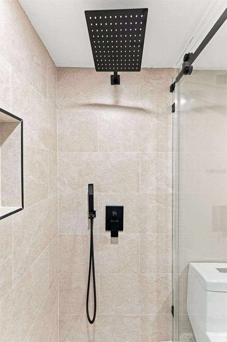 Stylish Shower with Matte-Black Fixtures - 300 N BAY HILLS BLVD, SAFETY HARBOR