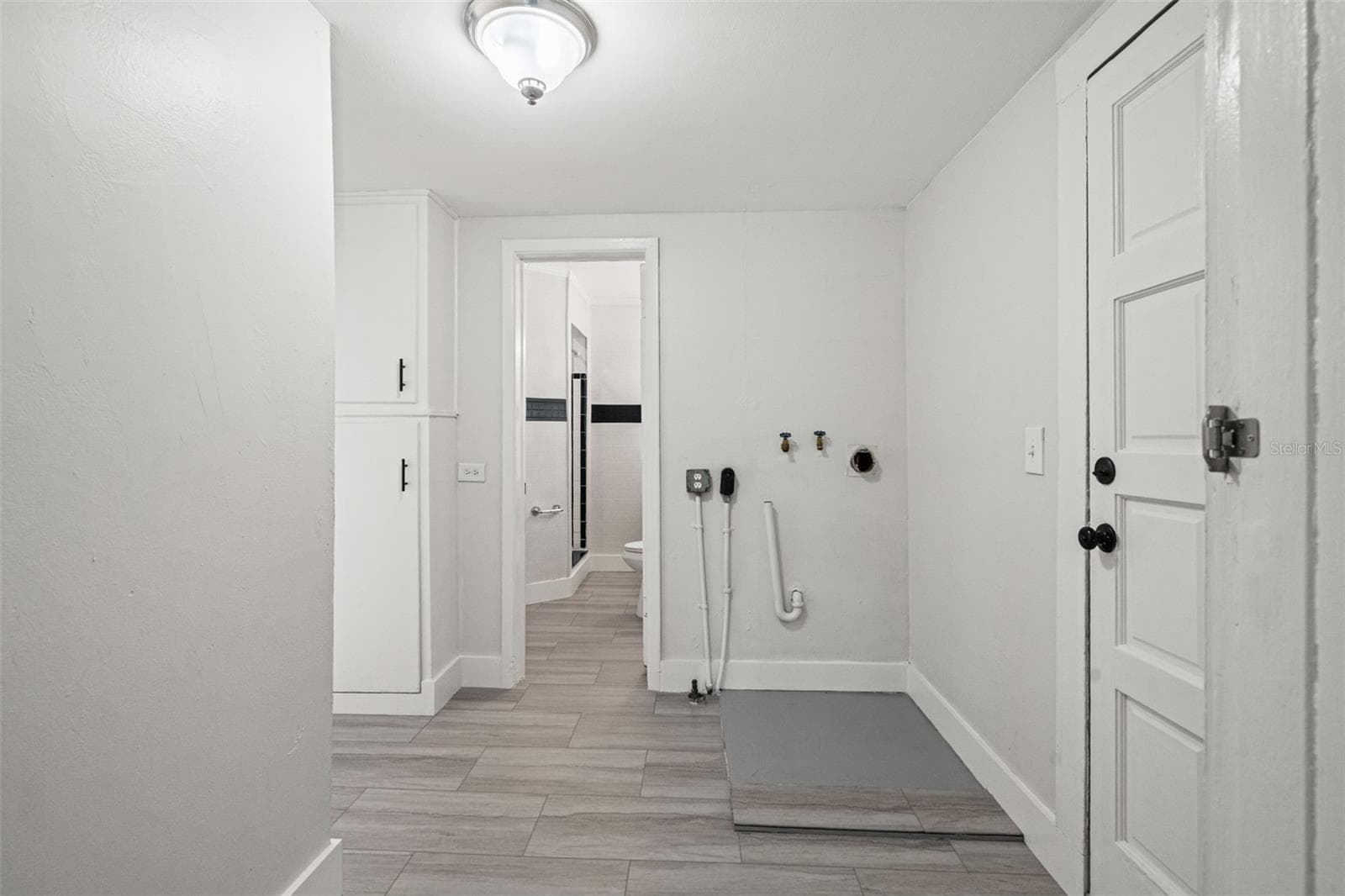 Laundry/mud room combo leading to back bathroom - 1310 E 15TH AVE, TAMPA