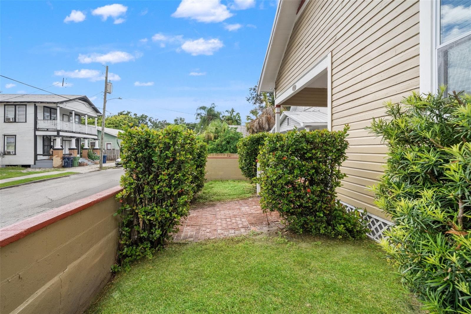 Front courtyard - 1310 E 15TH AVE, TAMPA