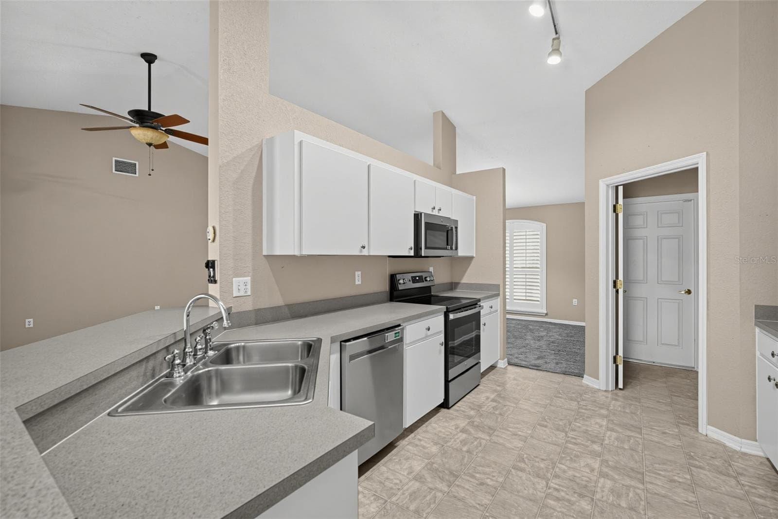 Single Family Residence at 5625 FISCHER DR, LAKELAND, photo 10 of 38