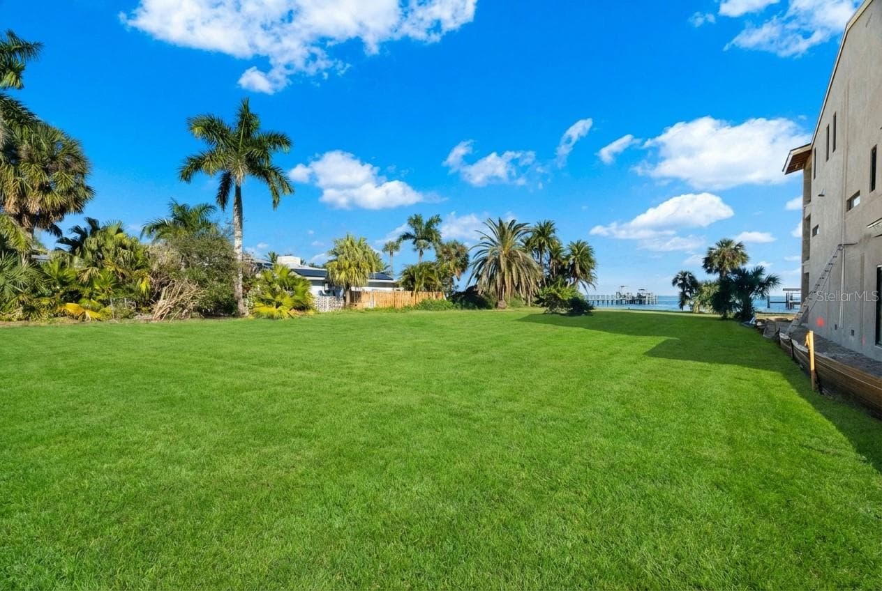 Virtually Stage Lawn. - 6100 BAHAMA SHORES DR S, ST PETERSBURG