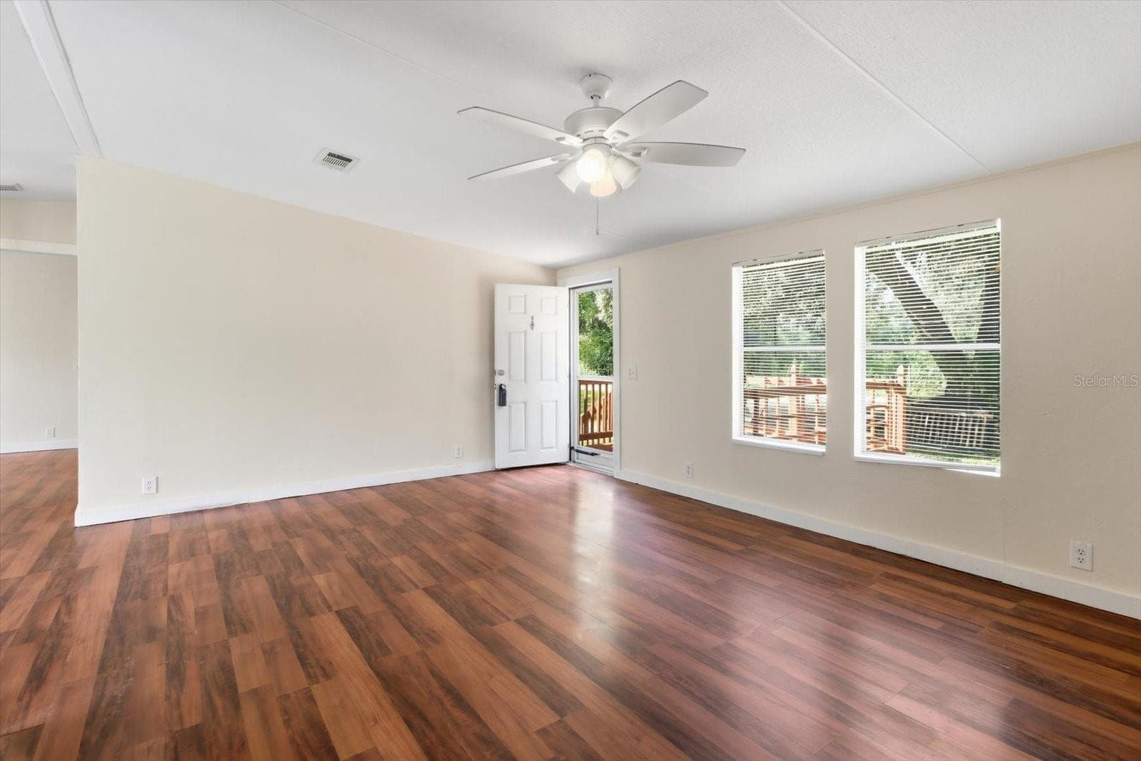 Manufactured Home at 26046 SHAMOKIN DR, BROOKSVILLE, photo 13 of 45