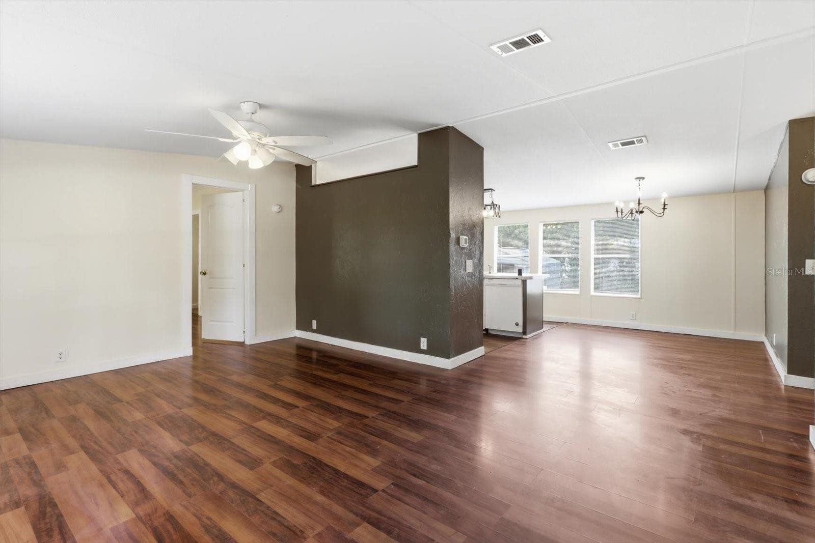Manufactured Home at 26046 SHAMOKIN DR, BROOKSVILLE, photo 15 of 45