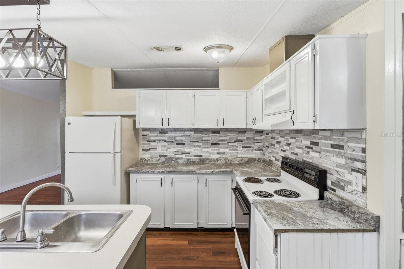 Manufactured Home at 26046 SHAMOKIN DR, BROOKSVILLE, photo 19 of 45