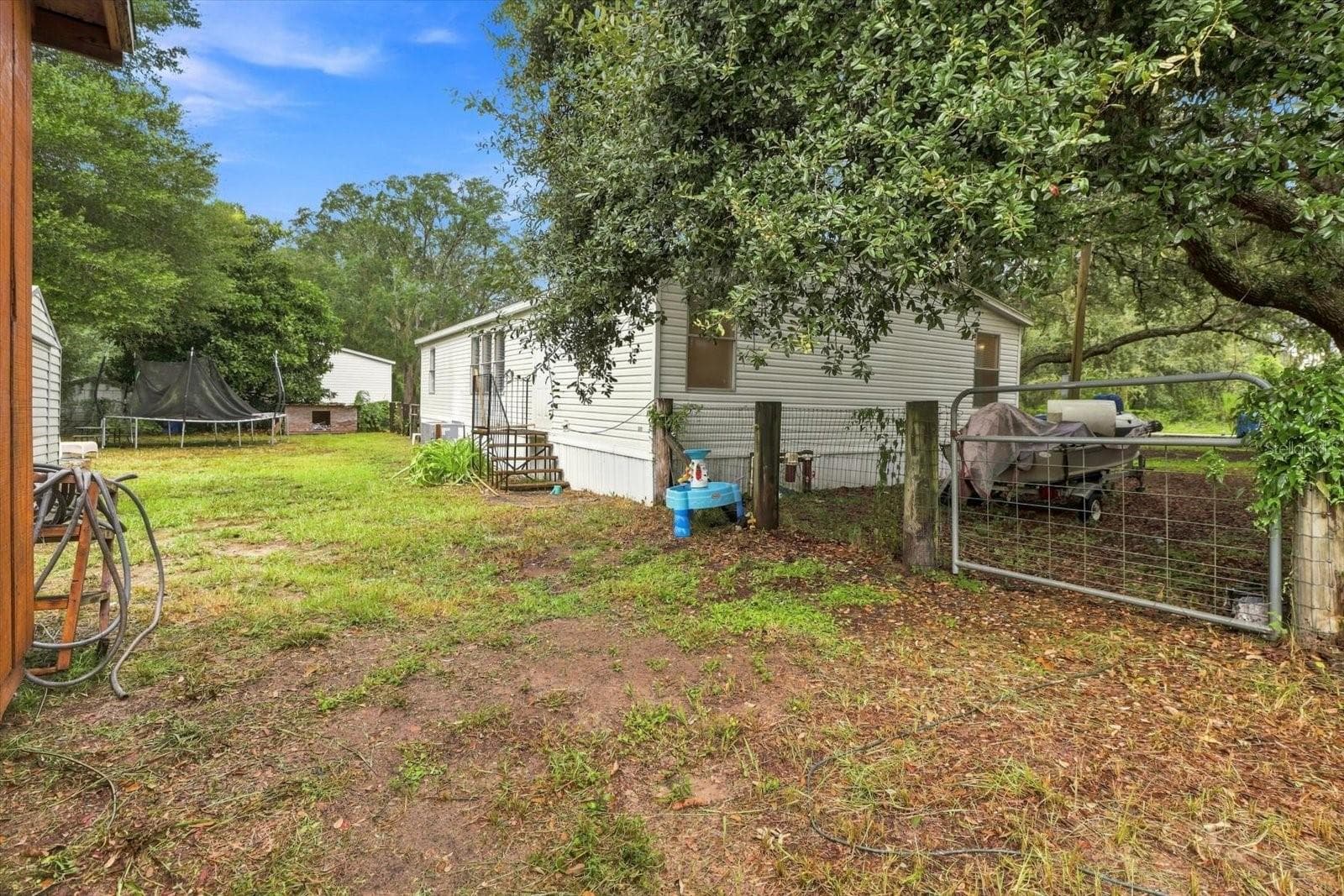 Manufactured Home at 26046 SHAMOKIN DR, BROOKSVILLE, photo 35 of 45