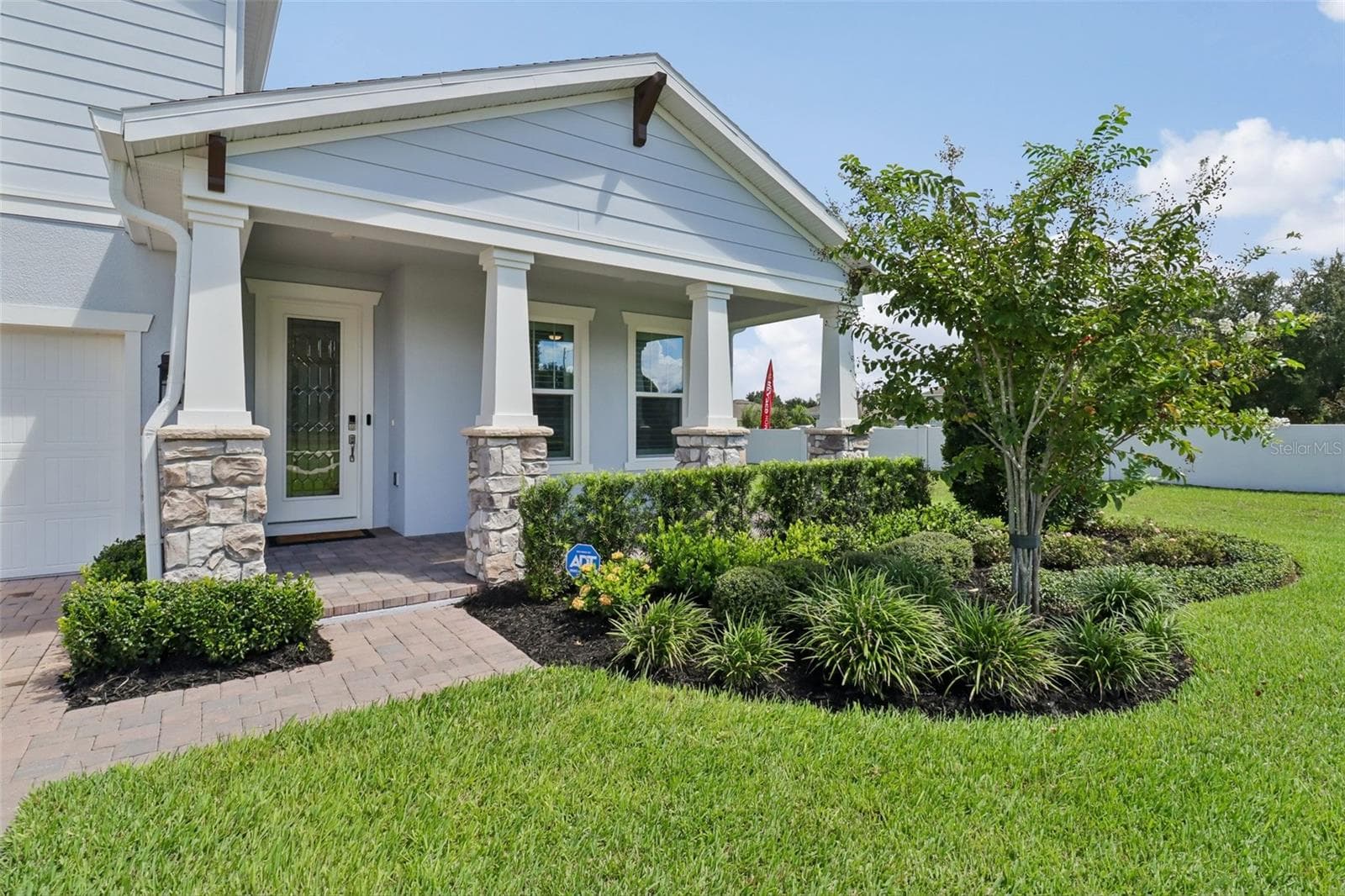 Manicured front entry, covered front porch. - 2985 WATER CLOVER CT, APOPKA