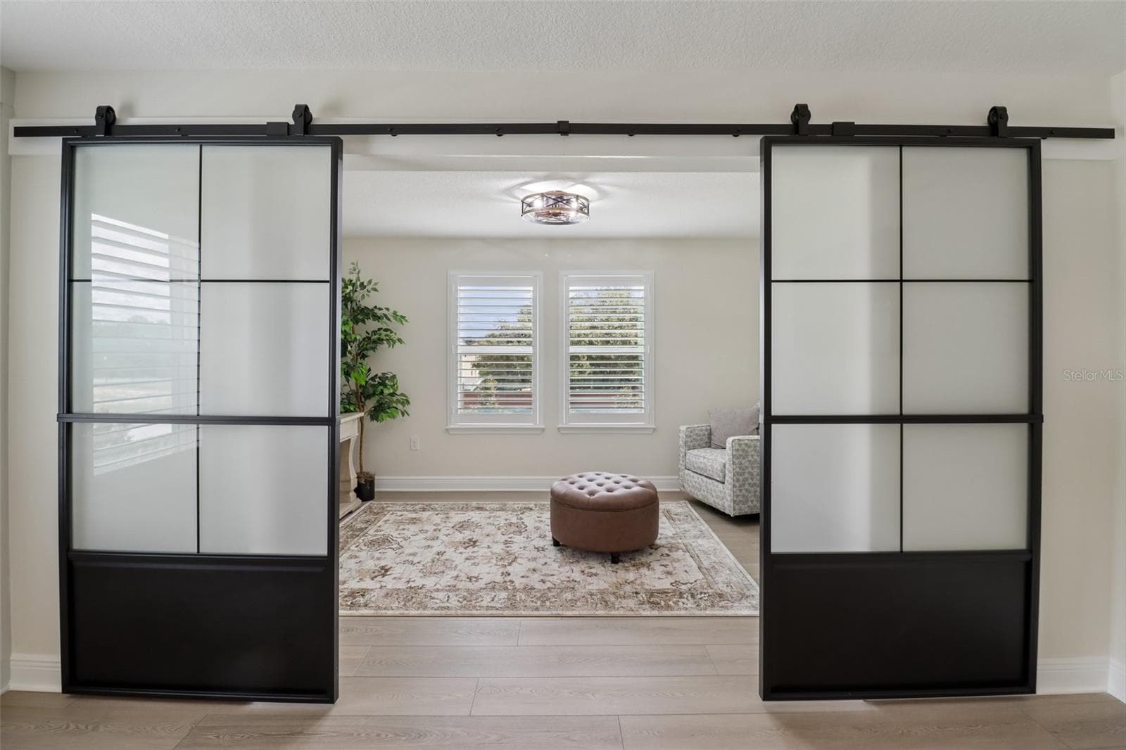 Your primary suite quickly becomes a tranquil retreat. - 2985 WATER CLOVER CT, APOPKA