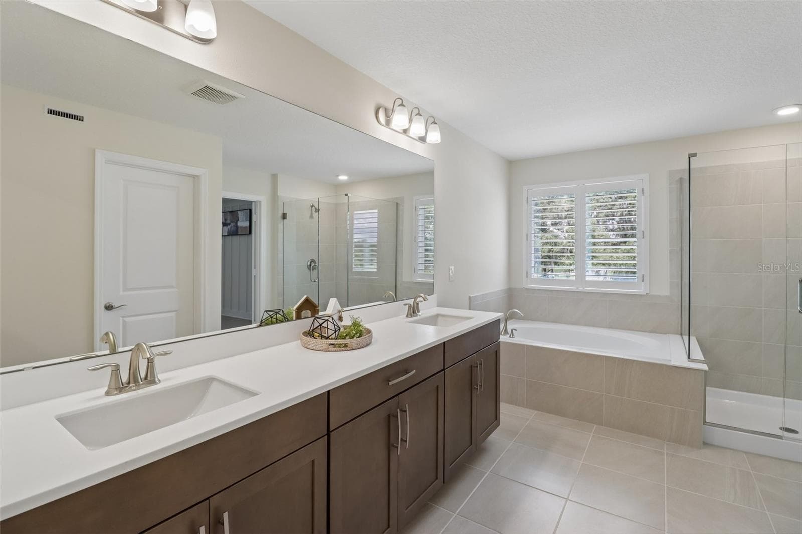 Primary en-suite bath. - 2985 WATER CLOVER CT, APOPKA
