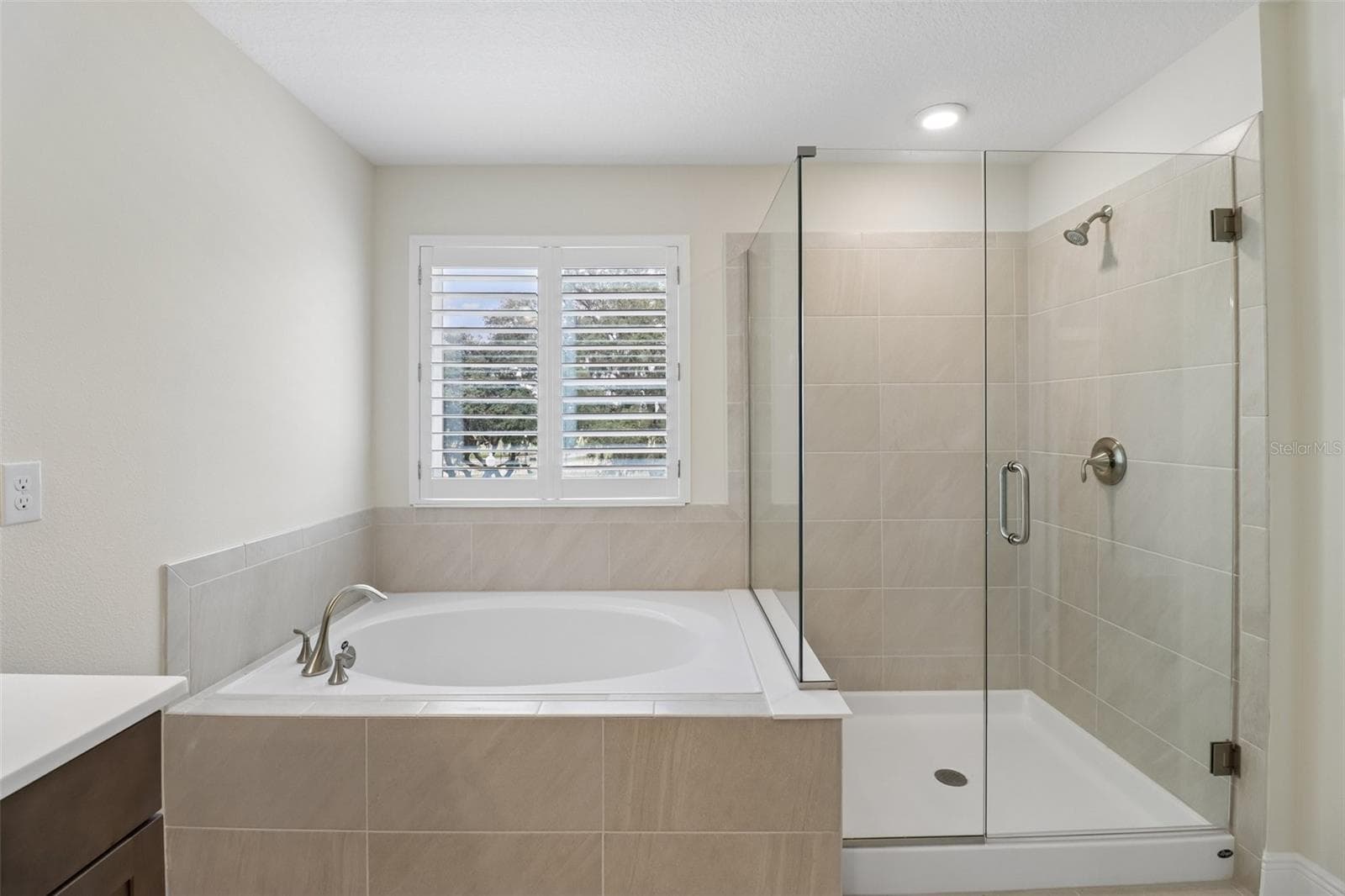Primary en-suite bath. - 2985 WATER CLOVER CT, APOPKA