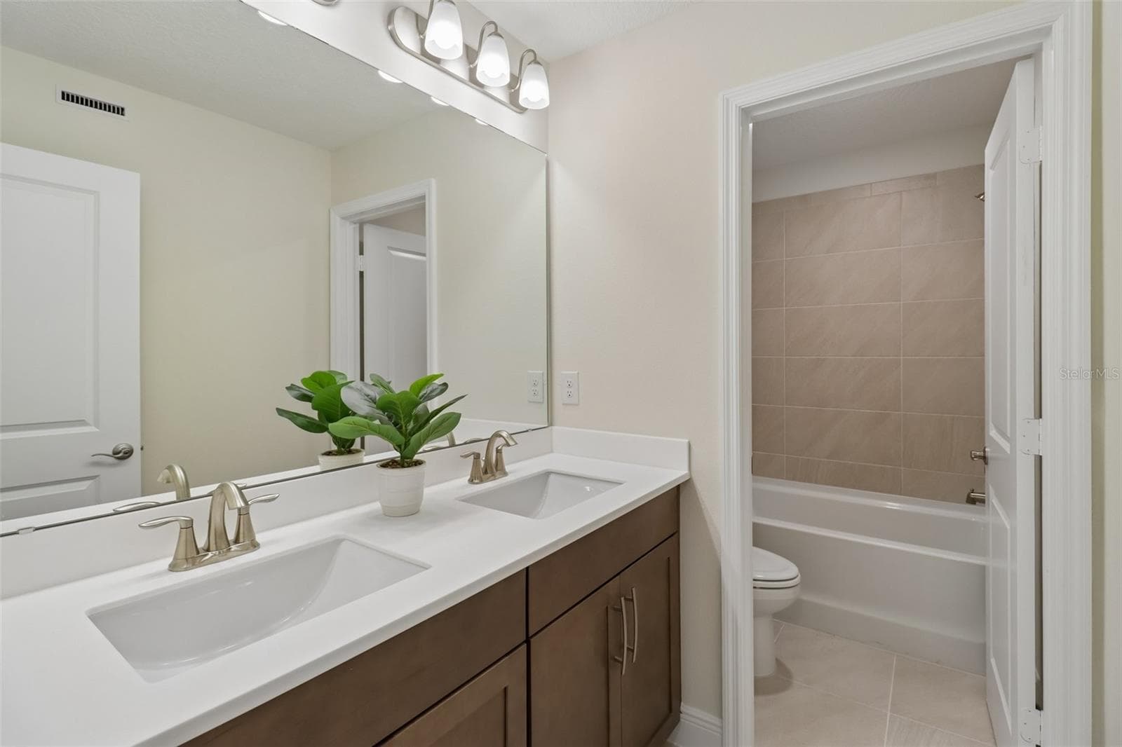 Second full bath. - 2985 WATER CLOVER CT, APOPKA