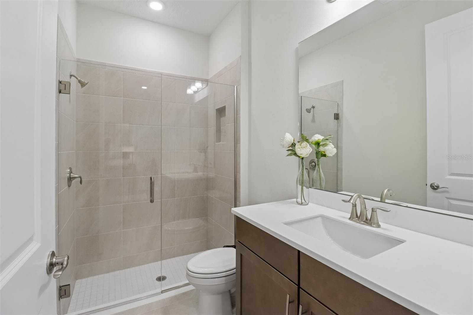 Main floor full bath. - 2985 WATER CLOVER CT, APOPKA