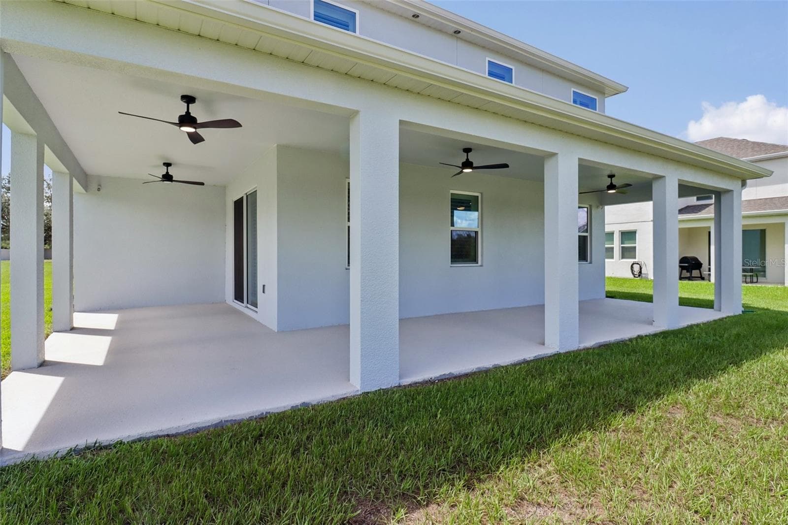 Covered wrap around lanai. - 2985 WATER CLOVER CT, APOPKA