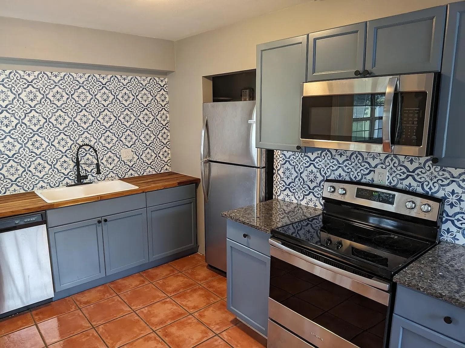 Single Family Residence at 725 17TH AVE S, ST PETERSBURG, photo 2 of 3