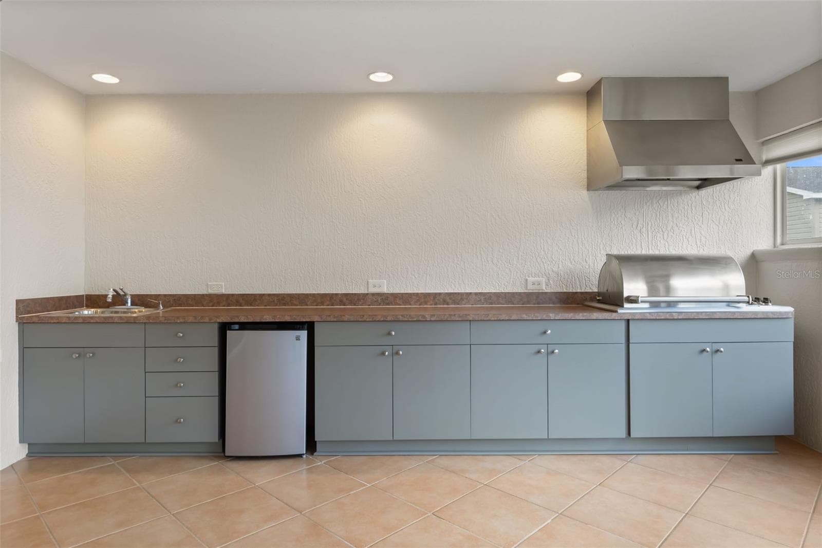 Enclose Lanai with summer kitchen - 2120 CALLAWAY DR, THE VILLAGES