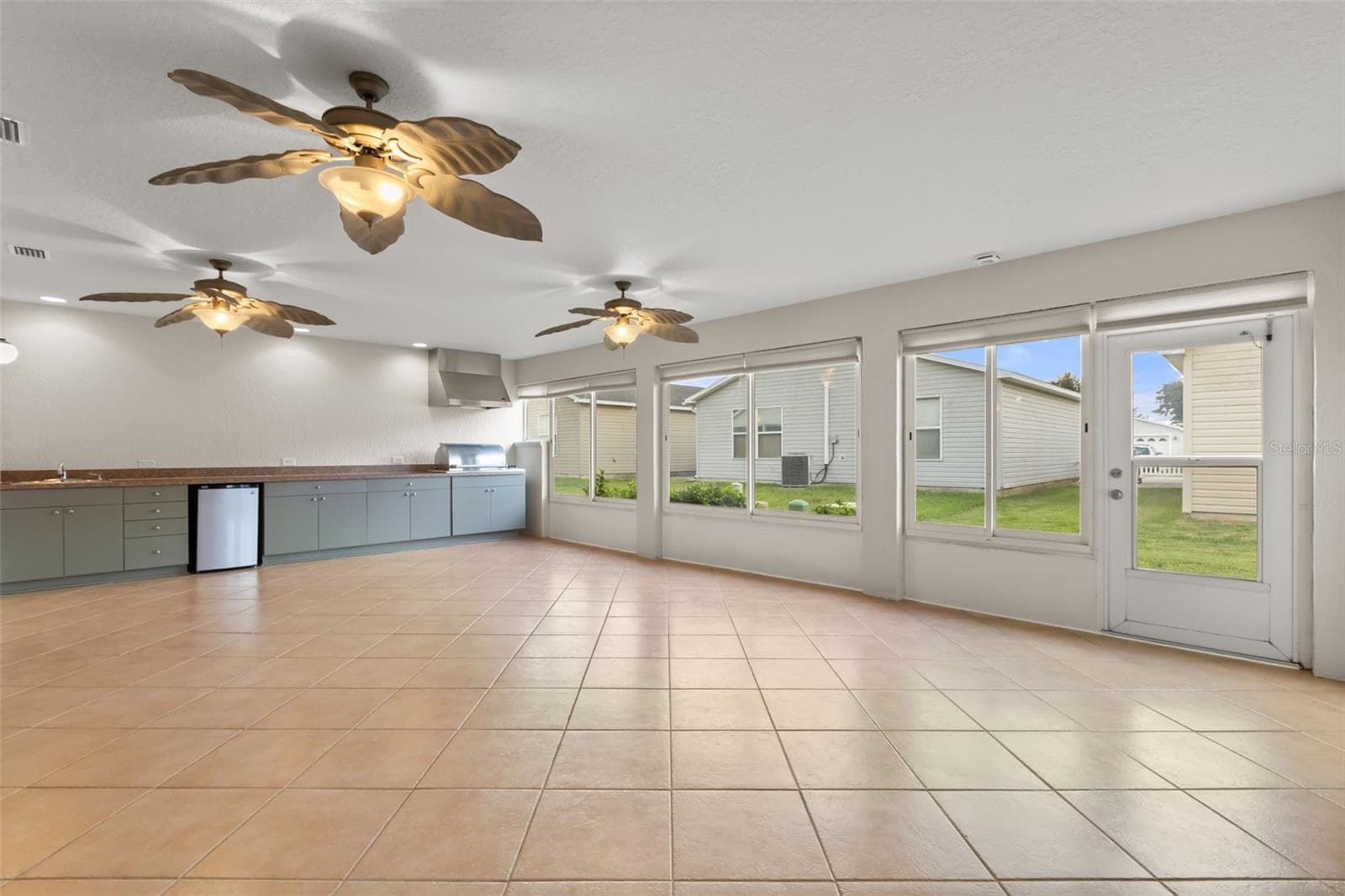 Enclose Lanai with summer kitchen - 2120 CALLAWAY DR, THE VILLAGES