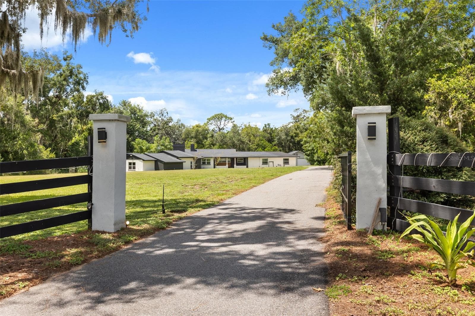 1602 COUNTRY CLUB RD