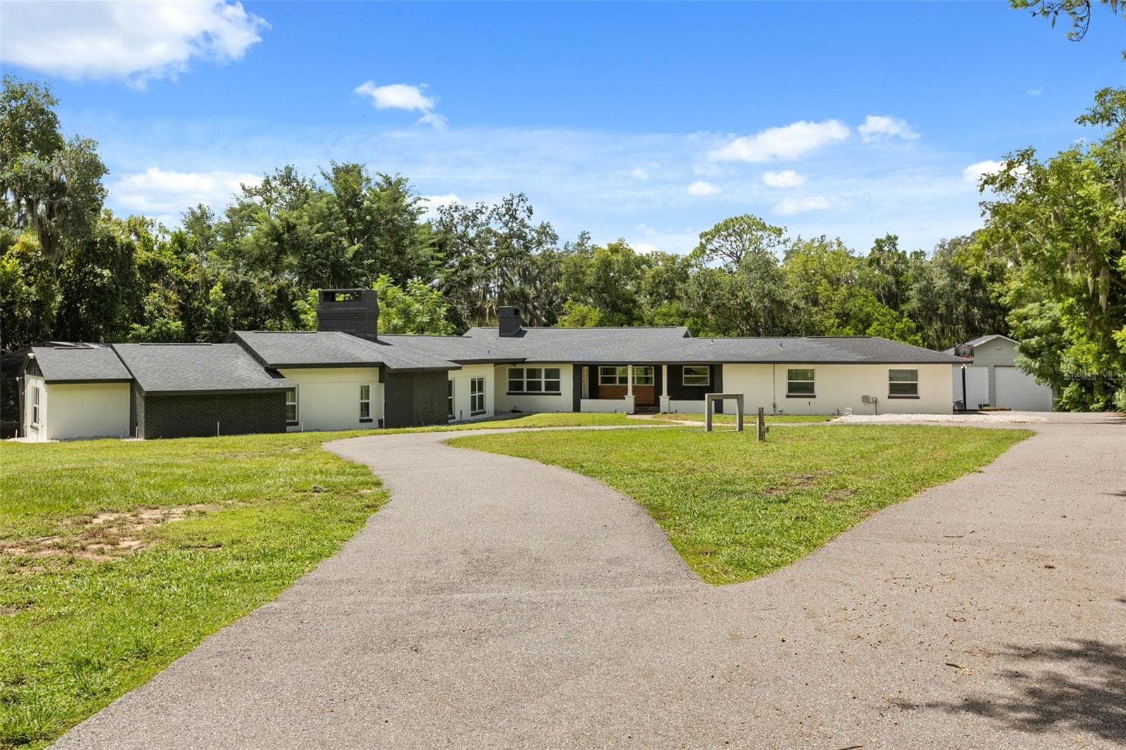 Front circular drive - 1602 COUNTRY CLUB RD, EUSTIS