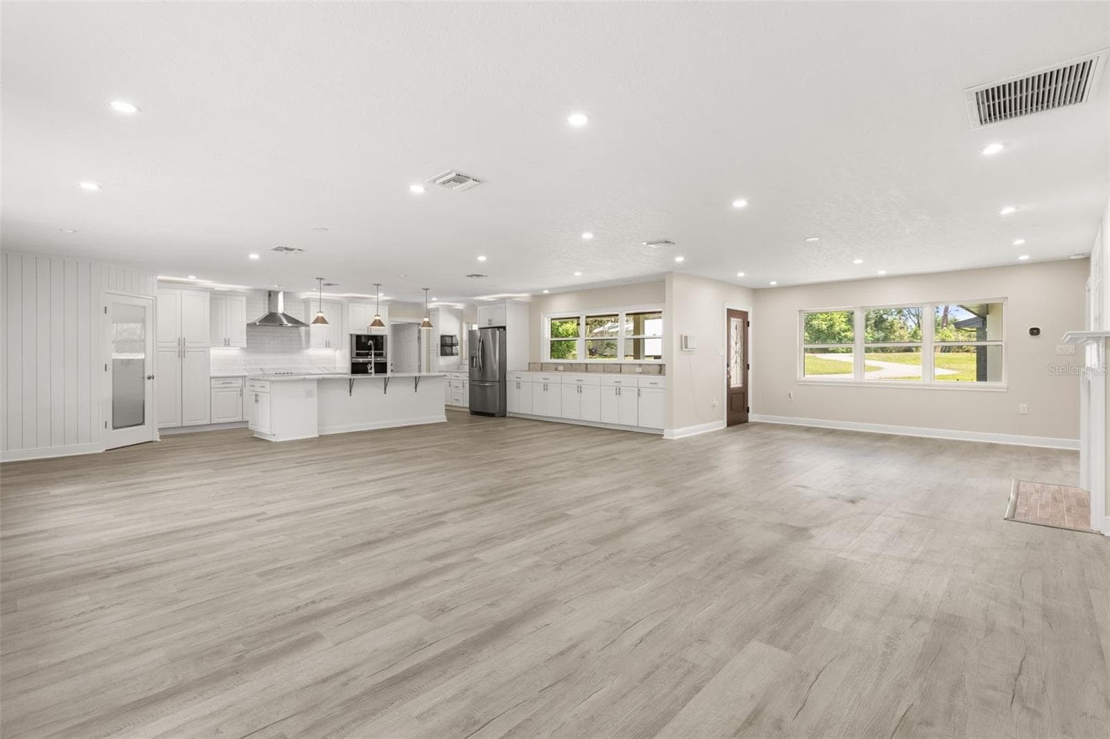 Great Room & Entry: Living Room, Dining Room & Kitchen - 1602 COUNTRY CLUB RD, EUSTIS