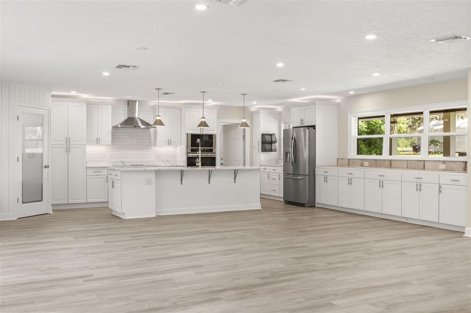 Great Room: Kitchen and Dining Room - 1602 COUNTRY CLUB RD, EUSTIS