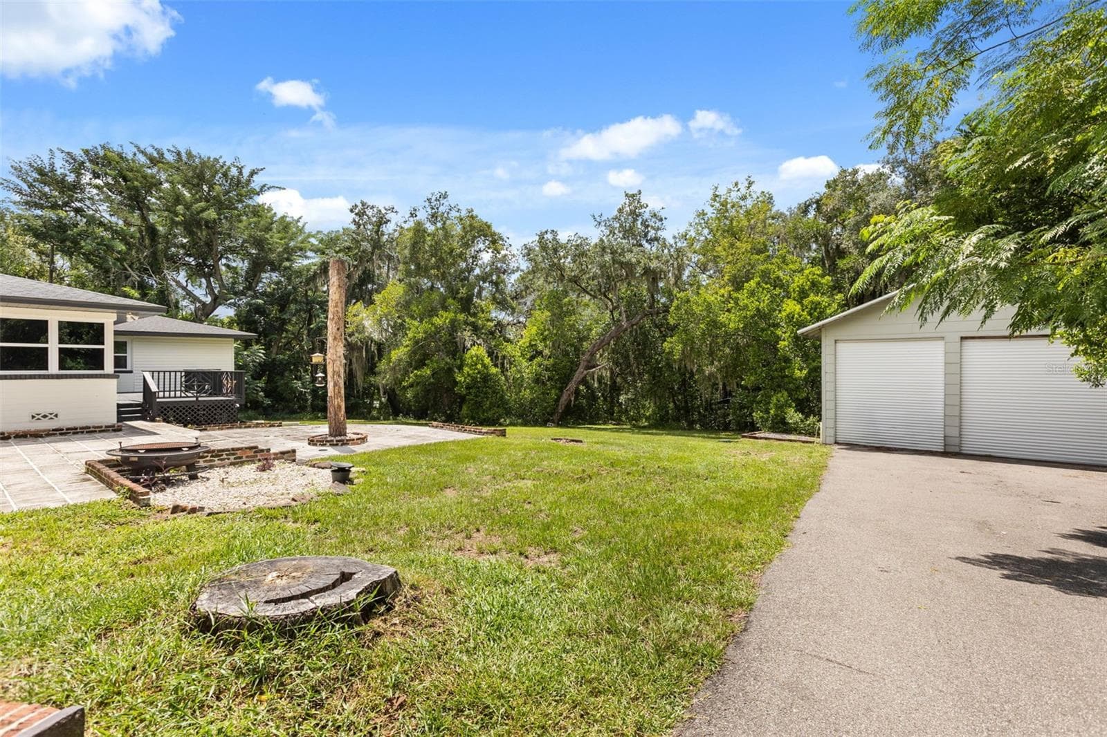 Detached garage and back yard patio - 1602 COUNTRY CLUB RD, EUSTIS