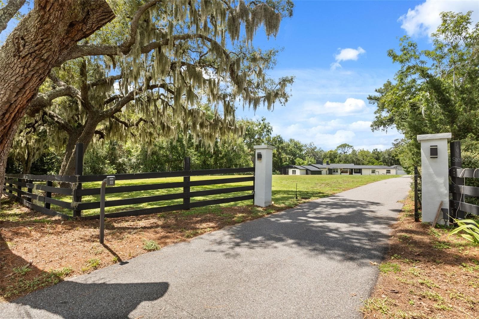 Gated entrance - 1602 COUNTRY CLUB RD, EUSTIS