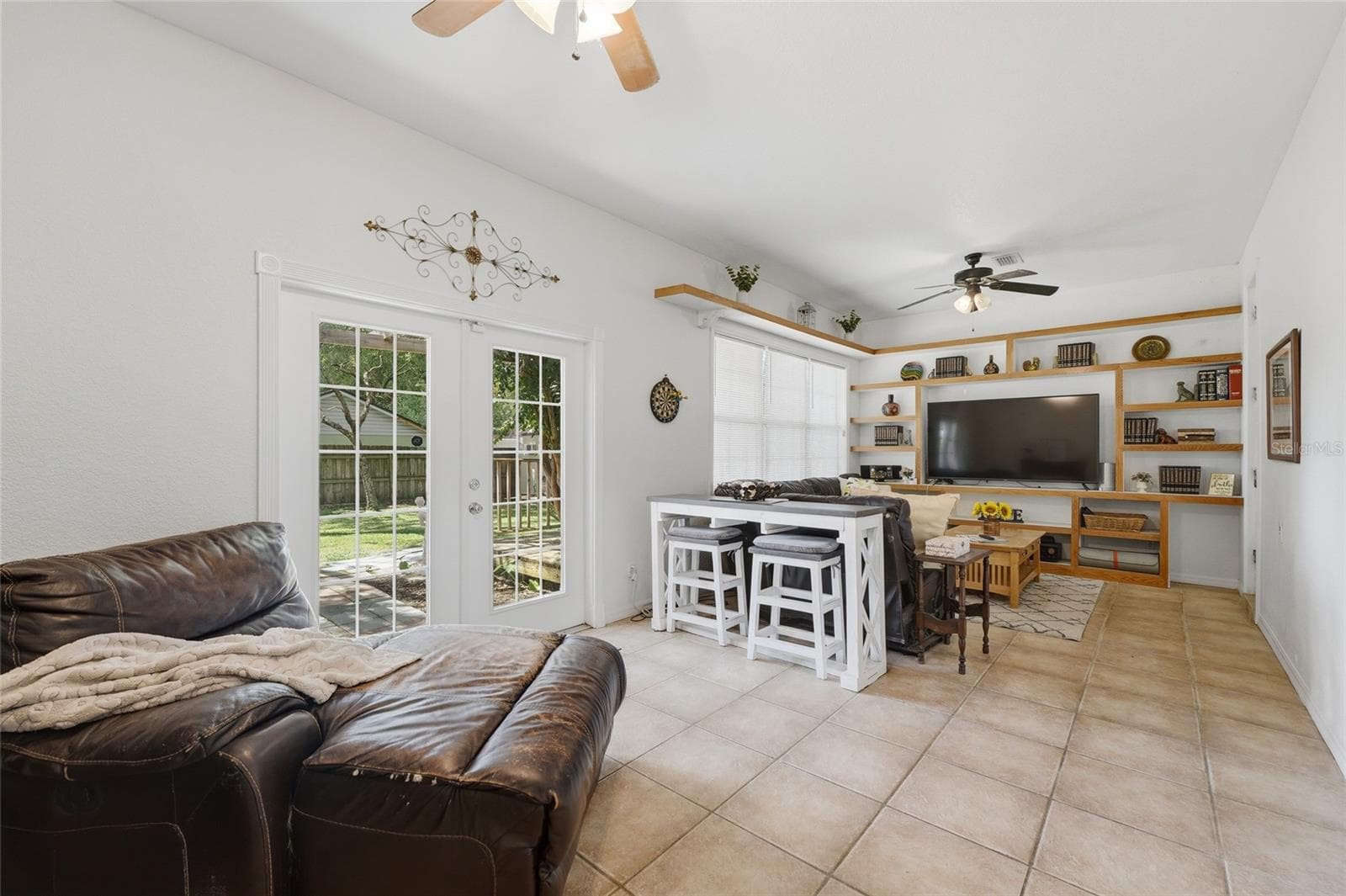 Family Room w/tiles floors and built ins - 502 PALM DR, WINTER GARDEN