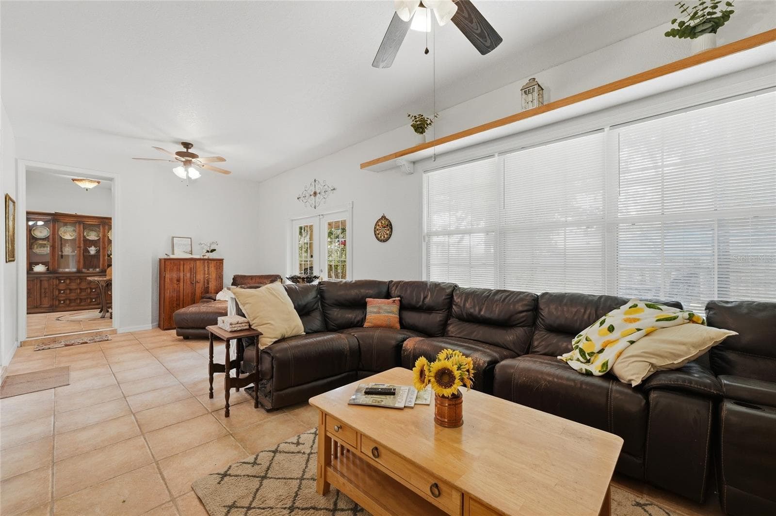 Family Room/built ins - 502 PALM DR, WINTER GARDEN